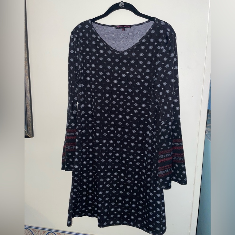 Black/print short dress.